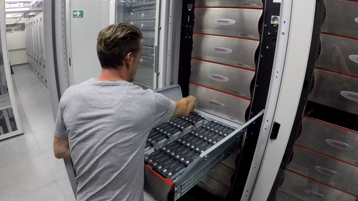 Ein Techniker wechselt eine Festplatte in einem Storage-Cluster des Grid Computing Centre Karlsruhe (GridKa)