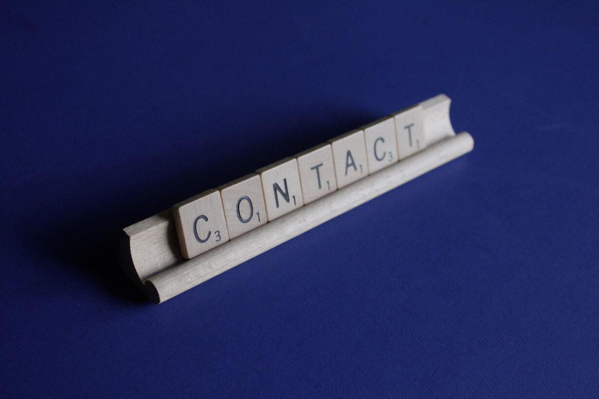 Ein mit Scrabblekärtchen aufgebauter Schriftzug "Contact"