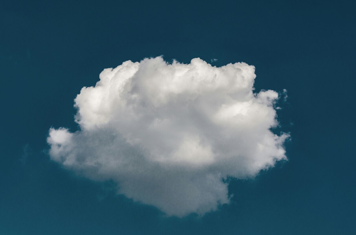 Foto einer weißen Wolke in dunkelblauem Himmel