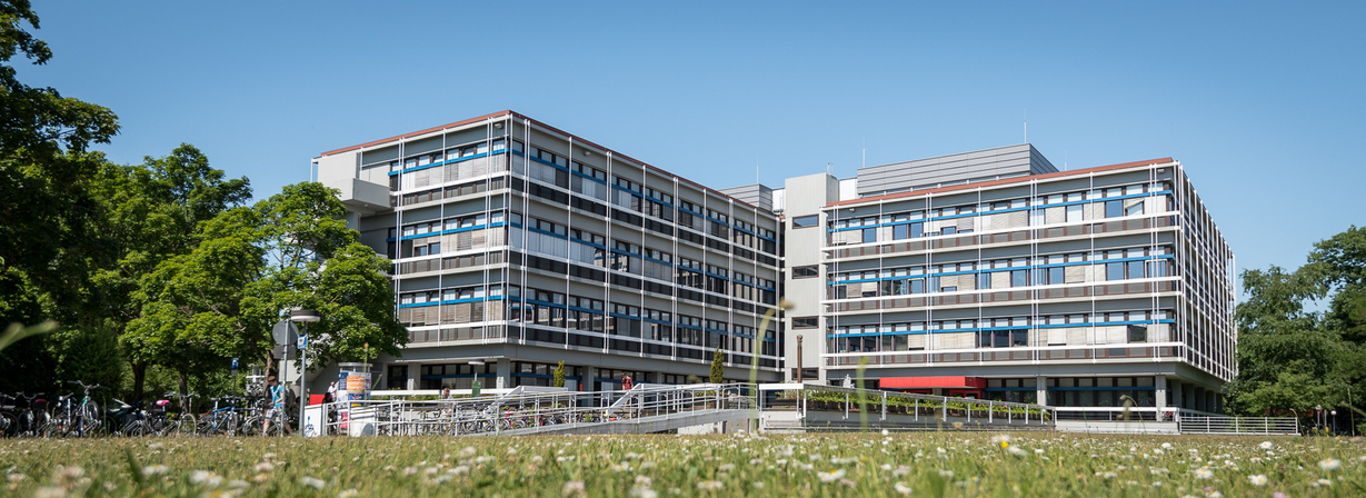 Ansicht auf die Gebäude 20.21 und 20.20 am Campus Süd