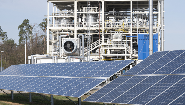 Verschiedene Energiesysteme im Feld (Solarenergie und Biokraftstoffe)