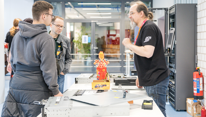 Tag der offenen Tür am KIT – Besucher informieren sich in der Ausstellung zu den am SCC eingesetzten Serverkomponenten.