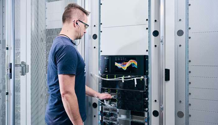 IT-Techniker arbeitet am neuen Photonischen Server im Rechenzentrum des SCC